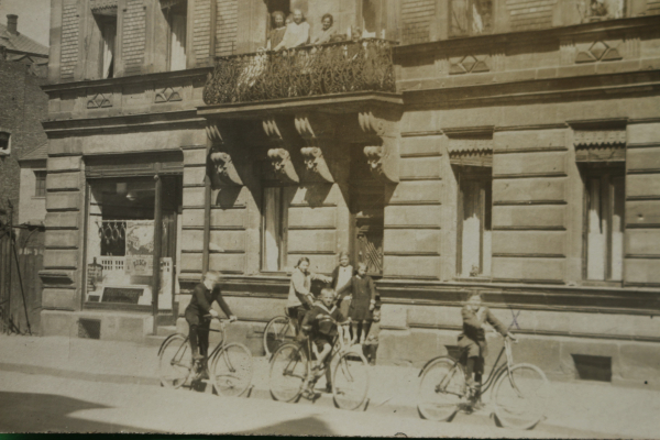AK Nürnberg / 1926 / Foto / Hausansicht Wohnhaus / Geschäft Schaufenster / Architektur / Kinder Fahrrad